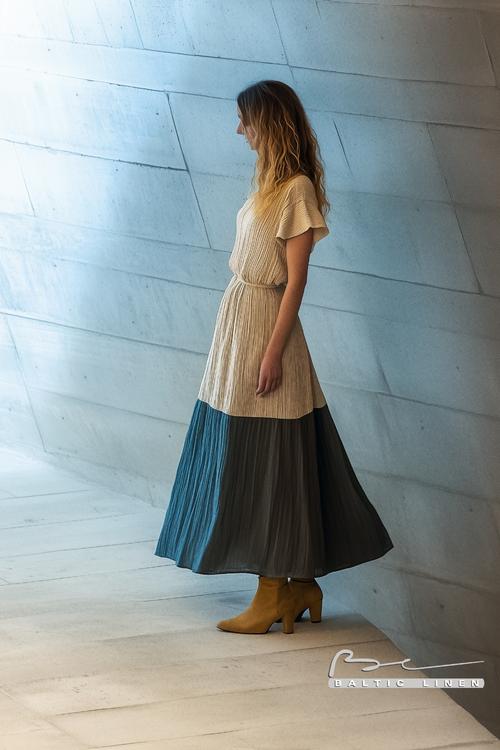 Nighttime Fashion: Flowy Linen Dress in Valencia's Iconic Location