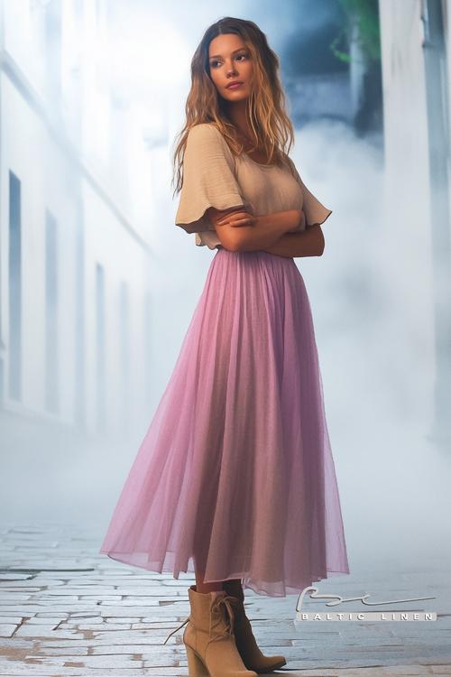 Stunning night look with linen dress and pink skirt in Granada