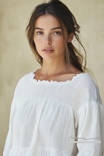 Elegant white linen tunic summer outfit inspiration in Granada