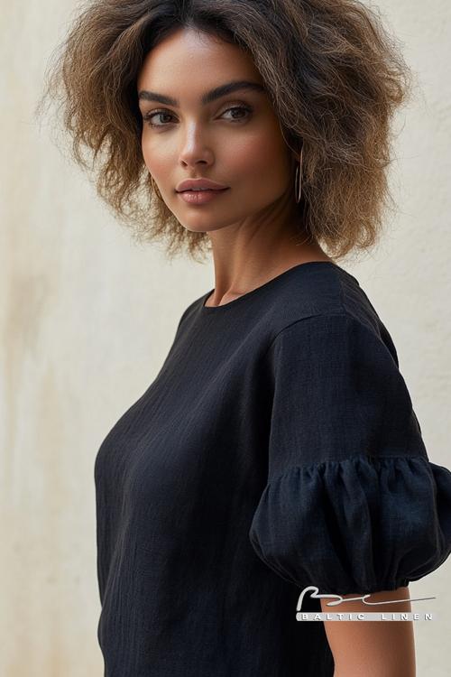 Afro beauty styles captured in Granada's scenic Carrera del Darro