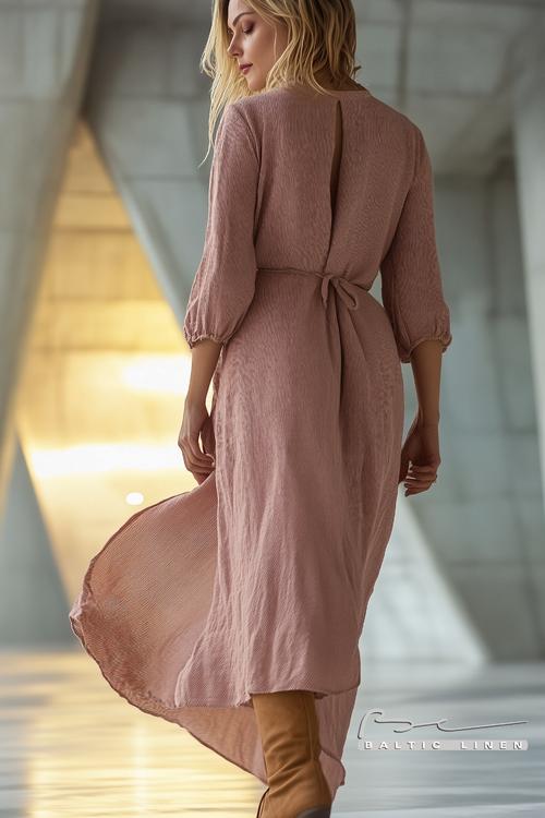 Effortless elegance in Valencia’s iconic nighttime scenery.