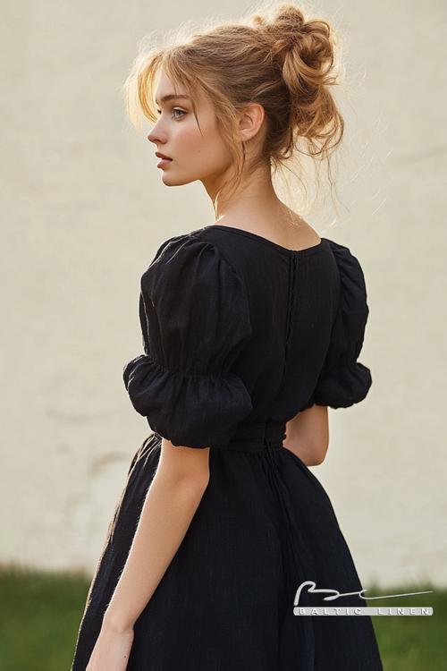 Stunning black linen dress inspiration at Château de Chenonceau