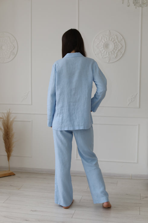 Comfortable linen pyjama set for men and women, including easy-to-wear trousers and a classic button-up jacket.