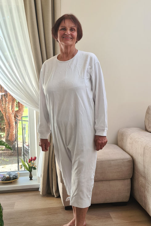 Comfortable white geriatric pyjamas for elderly women, featuring an easy-wear design and gentle fabric for sensitive skin.