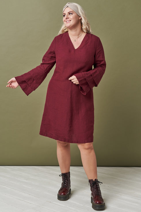 Image 2 of Vintage linen dress features a deep V-neckline and side pockets Muna from Baltic Linen