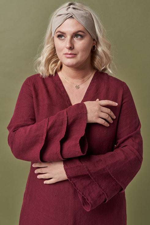 Image 3 of Vintage linen dress features a deep V-neckline and side pockets Muna from Baltic Linen