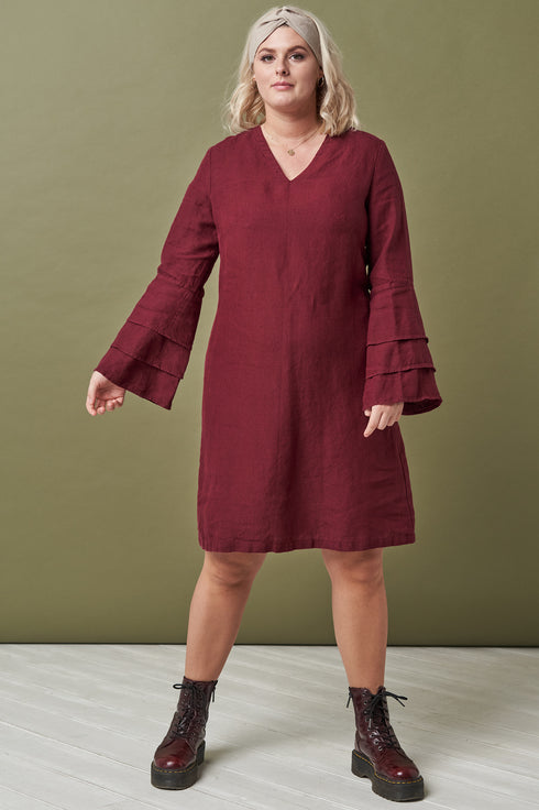Image 4 of Vintage linen dress features a deep V-neckline and side pockets Muna from Baltic Linen