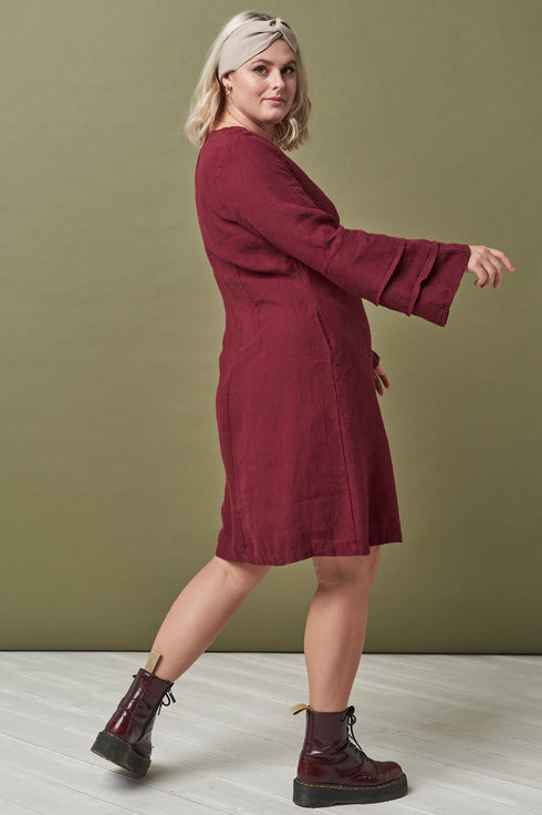Image 5 of Vintage linen dress features a deep V-neckline and side pockets Muna from Baltic Linen