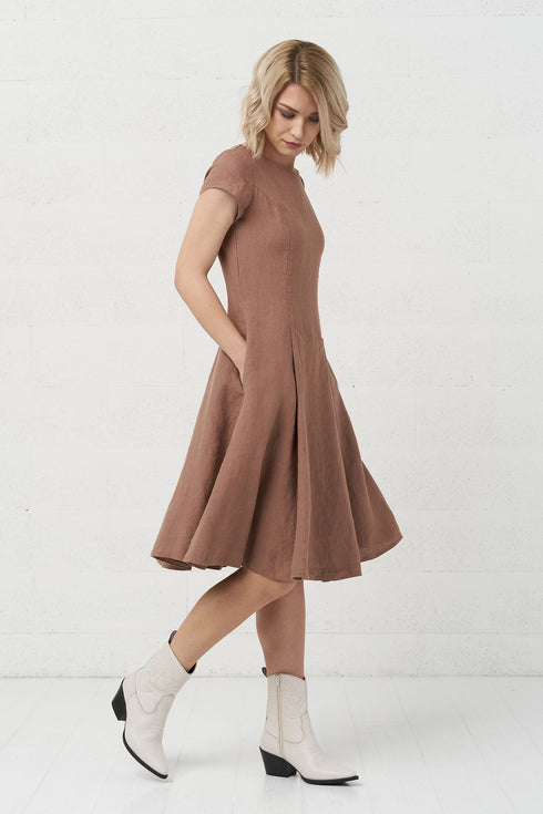 Image 5 of Pure linen dress features short sleeves and a comfortable fit Juste from Baltic Linen