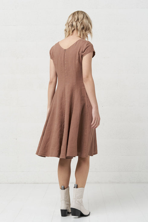 Image 6 of Pure linen dress features short sleeves and a comfortable fit Juste from Baltic Linen
